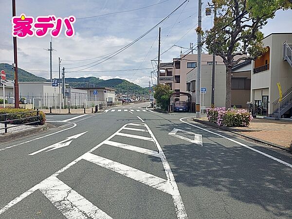 前面道路は公道で、車のすれ違いもラクラクな広々9ｍの幅があります