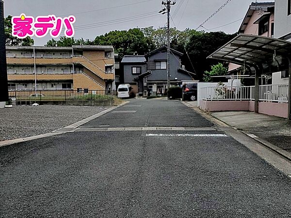 静かな住宅街で、車の出入りもスムーズです。