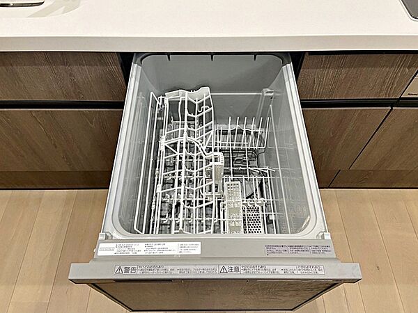 食器洗浄乾燥機は時間のかかる食器洗いを楽にしてくれる上に水道代も安くなるスグレモノ