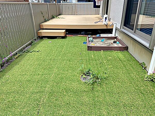 人工芝付きの大きな庭は、ガーデニングやBBQ、子どもの遊び場など多目的に利用出来る開放感あふれるスペース。 お子様喜ぶ日当たりのよいウッドデッキがあります。