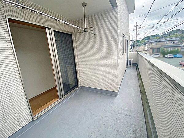 天気のいい日はお布団を干したり！広々バルコニー
