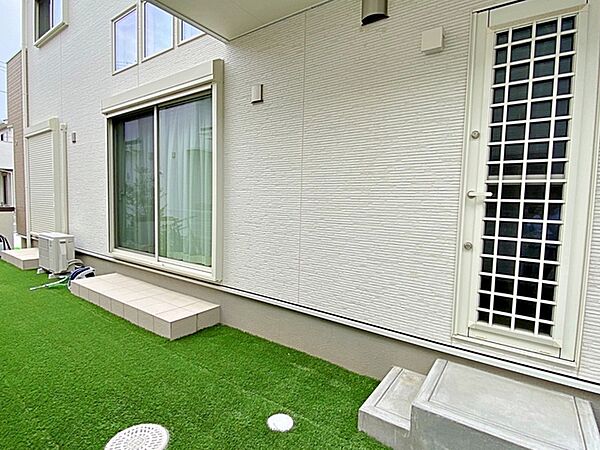 人工芝付きの庭はプランターなどでハーブやお花を植えてガーデニングしたり、楽しみ方は自由自在！