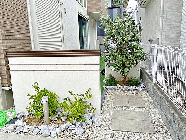 駐車スペースからお庭へ行くことできます。