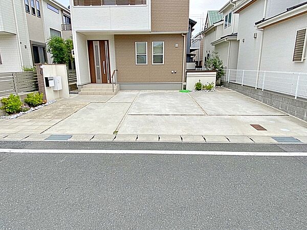 並列2台駐車可能なゆとりあるカースペース。目の前が駐車場だと雨の日も大量にお買い物をした時も便利