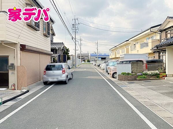 前面道路は幅員約6ｍとなっております。交通量は比較的少なめで安心の住環境です。
