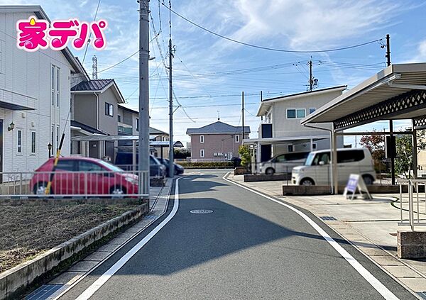 前面5ｍ幅の道路に面しており、通行や駐車の際に余裕がある広さです。運転が苦手な方でもラクラク！