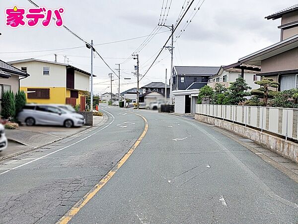 前面道路：北9ｍ幅公道 前面9m幅の道路に面しており、通行や駐車の際に余裕がある広さです。運転が苦手な方でもラクラク