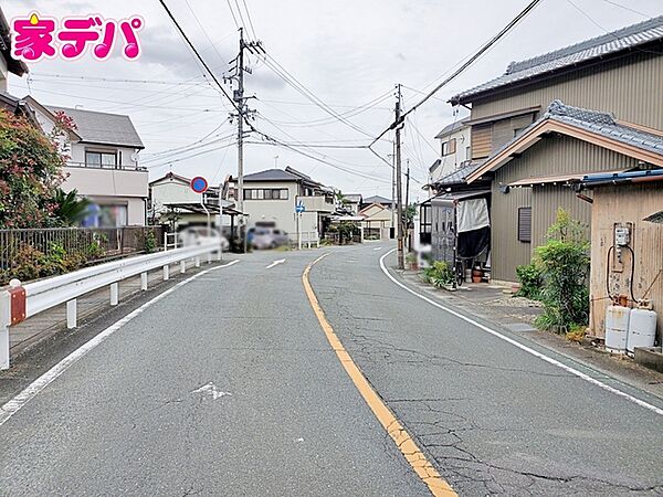 前面道路と敷地に高低差がなく、お車の出入庫もスムーズに行えます。