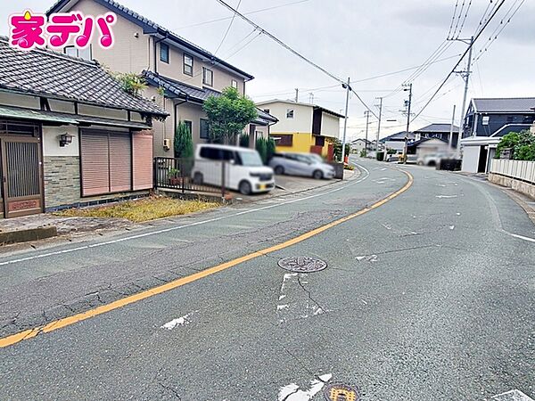 前面道路はゆとりの9ｍ！駐車が苦手な方でも安心の道路幅です。