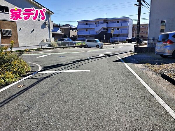 前面道路は見通しが良く、車の移動もスムーズに行えます。