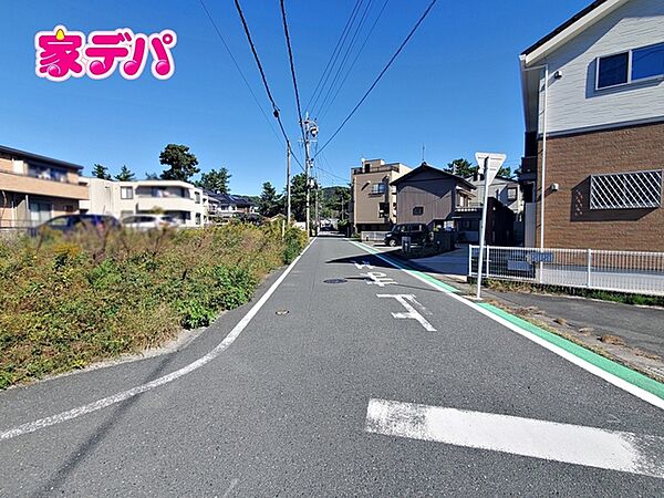 前面道路も広く車通りも少ないので、運転が苦手な方でも自分のペースで駐車ができます！