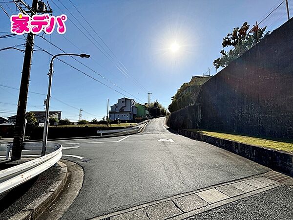 前面道路も広く車通りも少ないので、運転が苦手な方でも自分のペースで駐車ができます
