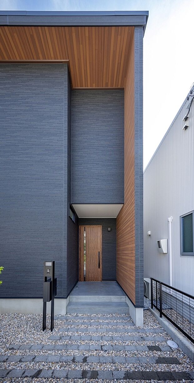 【玄関】 雨の日の出入りも濡れにくい玄関ポーチ 