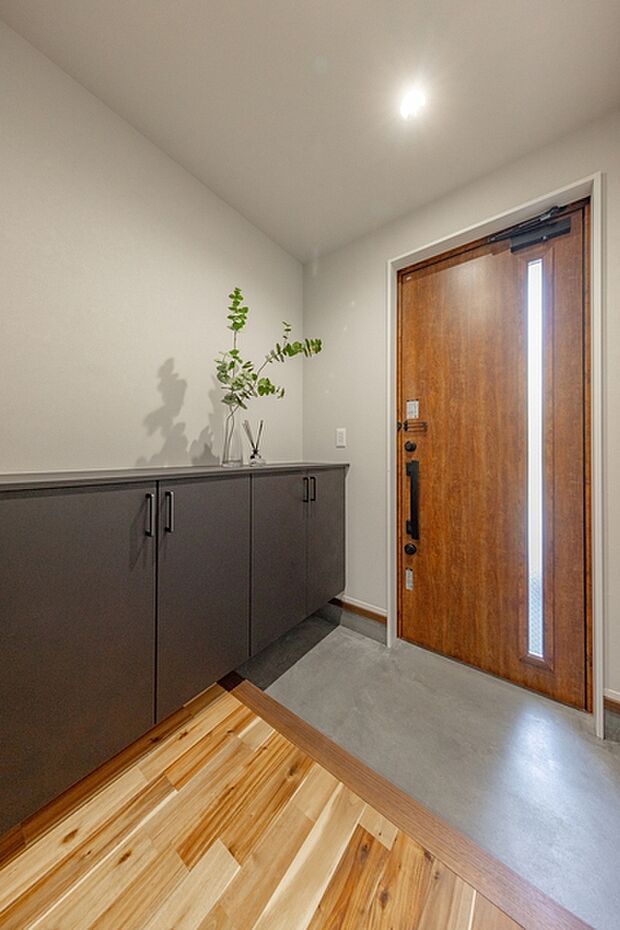 明るく開放的なひろ〜い玄関。収納も豊富で、お家の「顔」をいつもキレイにしておけます。