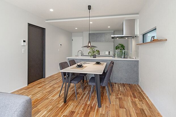 17.4帖の広さを確保した南向きのリビング・ダイニング。採光に恵まれ心地よい空間   