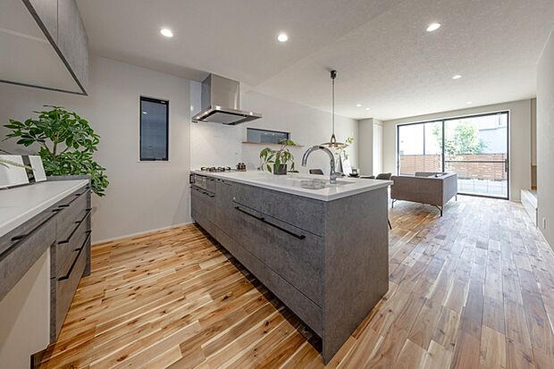 大きな窓から柔らかな光が降り注ぎ、明るさが室内の奥まで行き渡ります。