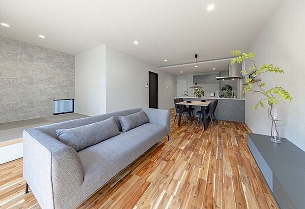 沢山の光が差し込む明るいリビングは、開放的で心地よい空間です。自然と家族が集まり幸せな時間が流れます。 