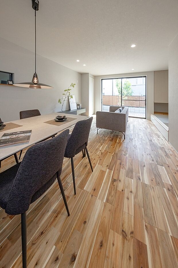 縦長リビングは壁面が広いため、収納や家具などを自由に配置しやすいです 