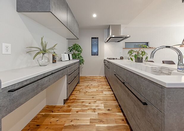 キッチン背面のカップボード。収納スペース充実!作業スペースも確保できます。