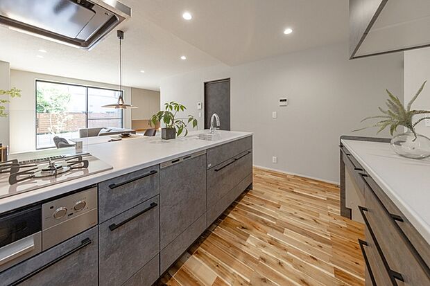 【キッチン】 小さなお子様にも目が届く、使い勝手の良い対面キッチンで楽しくお料理ができます！ 