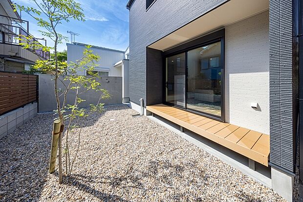 ガーデニングで四季折々のお花が楽しめます。夏はプール遊びやBBQで楽しい休日を過ごせますよ!