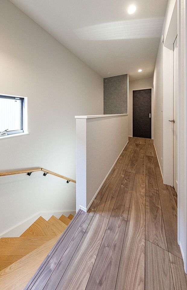 清潔感のある、明るい2階廊下 