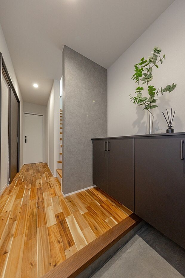 【シューズボックス】 備え付けのシューズボックスなので玄関ホールとも馴染んでとてもスッキリ！ 