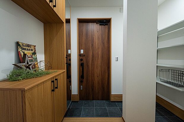 【玄関】 開放感のある玄関には、シューズボックスとシューズインクローゼットを併設！靴や傘、コート、ベビーカーなどいろいろ収納でき大変便利です。  