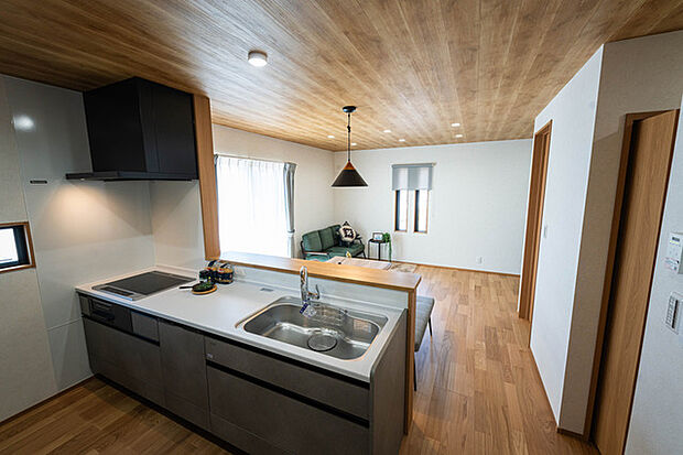 【LDK15帖】 キッチン目線で撮影。キッチンから料理をしながらリビングの家族の様子が確認できます！ 