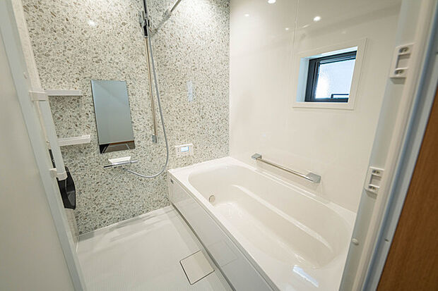 【浴室】 ゆったり入れる浴槽、一坪サイズのゆとりの空間。一日の疲れを癒してくれるくつろぎのバスタイムを… 