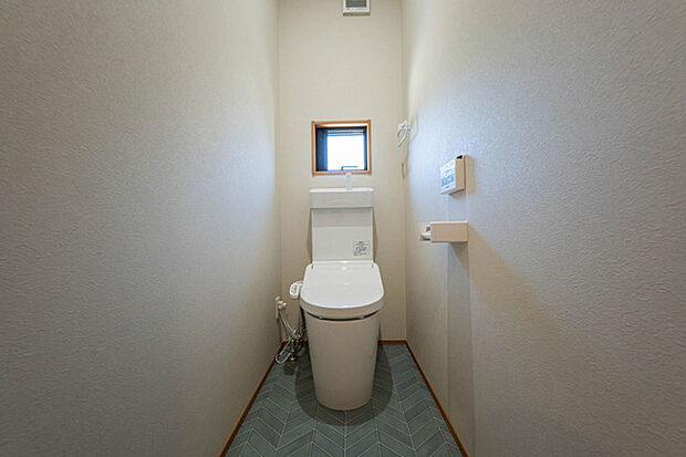 【2階トイレ】 各フロア1カ所ずつシャワー機能付トイレを設置しており、忙しい朝の混雑も解消！ 
