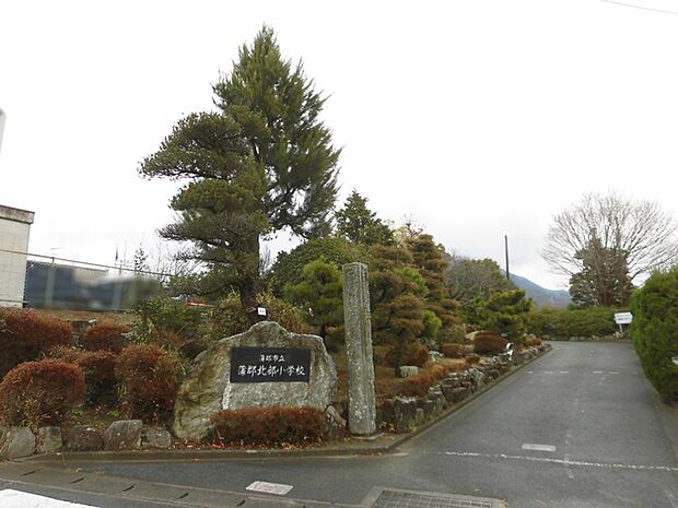 蒲郡北部小学校（950m）