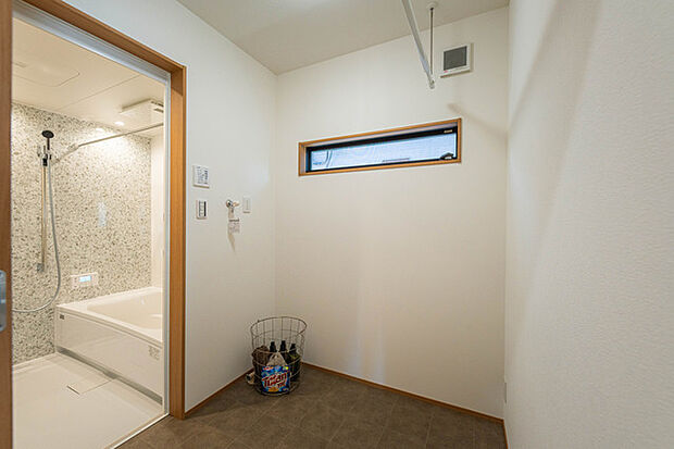 【ランドリースペース】 上部が高窓になっているので外部からの視線を遮りながら、明るさをもたらします 