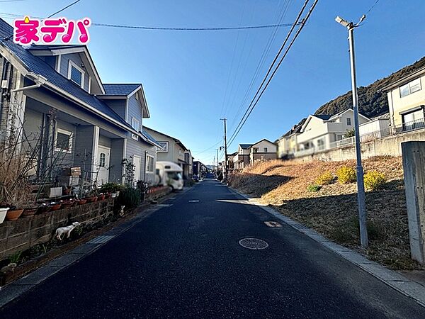 前面道路は公道で、車のすれ違いもラクラクな広々6mの幅があります
