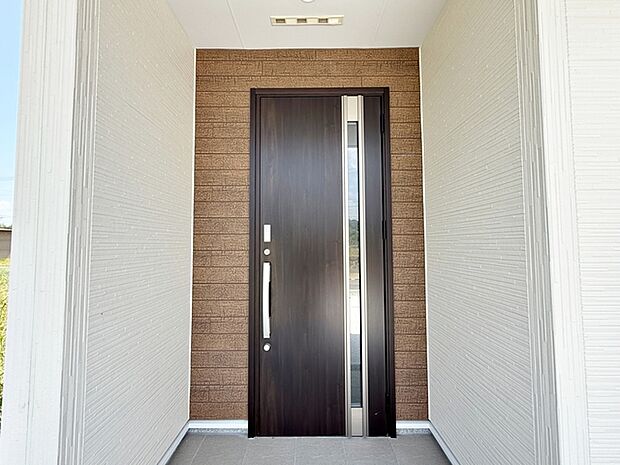 玄関が深い位置にあるので雨に濡れることなく身支度ができます 