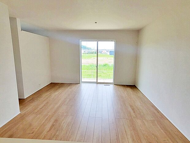 【リビング18帖】 大きな窓のあるリビングは、陽光あふれる明るい空間です。居心地良く、ご家族皆がゆったり寛げる憩いの空間となりそうです 