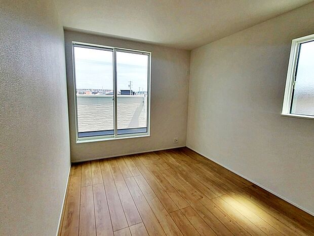 【洋室6.2帖】 2階の寝室からは広々としたバルコニーに出られます。ウォークインクローゼットも付いています！