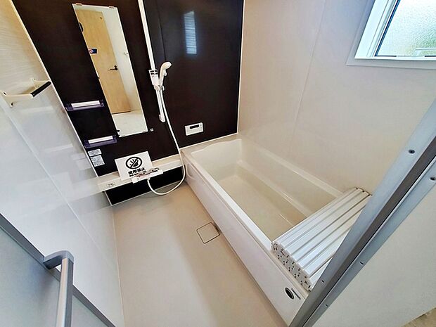 【浴室】 防水性や保温性に優れたシステムバスルーム！洗い場と脱衣所の段差が少なくバリアフリー 