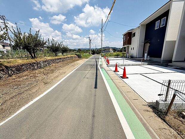 前面道路：北西側約4ｍ幅。前面道路は車通り少ないのでお子様も安心して暮らせる環境です 