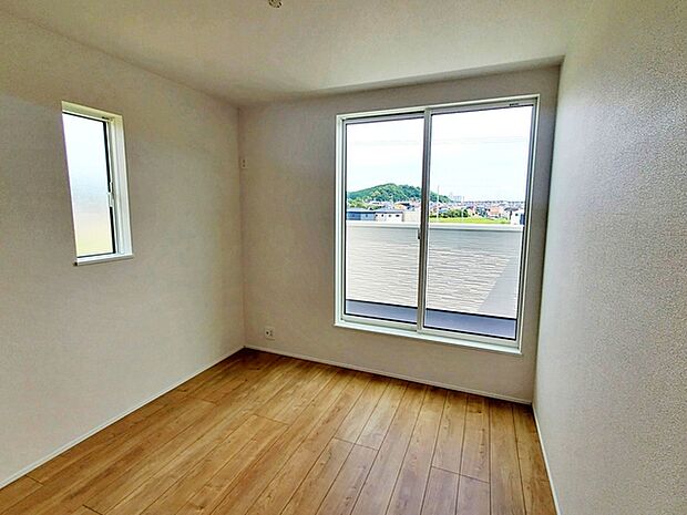 【洋室4.7帖】 バルコニーに面した洋室は視覚的にも広がりがでる開放的な空間になります。 