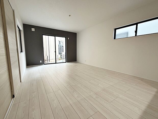 【リビング17帖】 家族団らんの時間が増えそうな明るいリビング。和室へもスムーズでたくさんのゲストも迎えれます。  