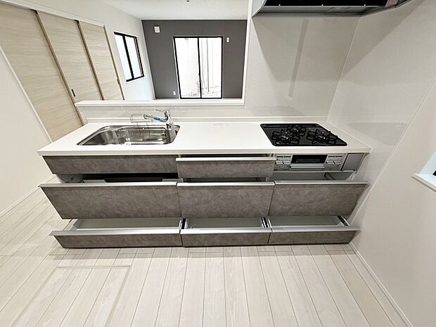 【キッチン】 カウンターキッチンの天板スペースが広く、調理器具などを置いてもスッキリと使えます。 