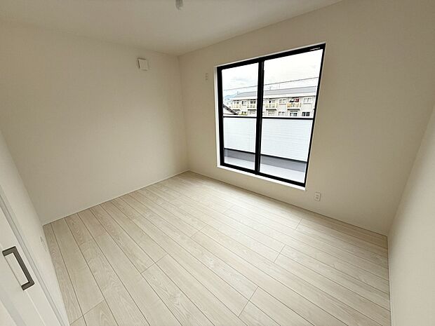 【洋室6.5帖】 バルコニーに面した洋室は視覚的にも広がりがでる開放的な空間になります。 