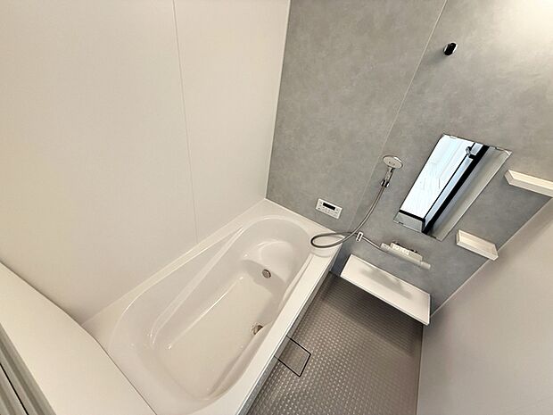 【浴室】 防水性や保温性に優れたシステムバスルーム！洗い場と脱衣所の段差が少なくバリアフリー 