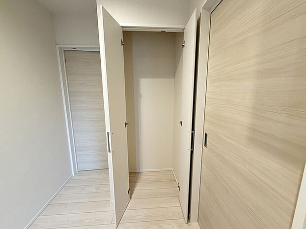 【パントリー】 食品や飲料のほか、日常使う頻度の少ない調理器具や食品類をストックできる広々パントリー！ 