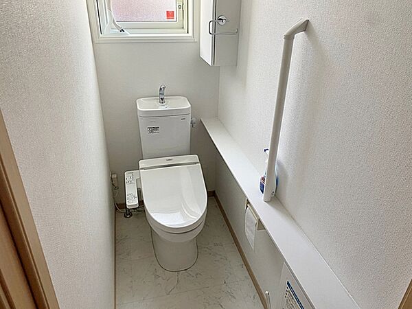窓付きのトイレで換気もしっかりできます。