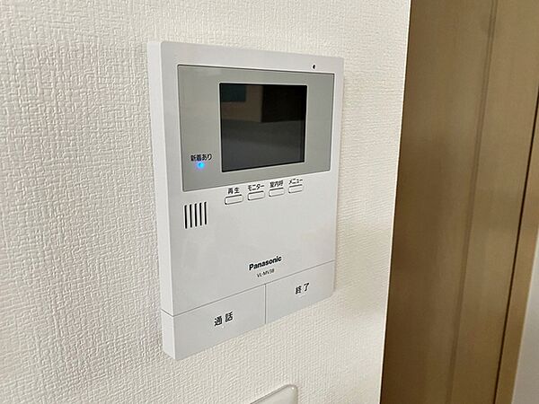 【ＴＶモニター付きインターホン】 防犯性に優れた安心のシステム。訪問者が一目でわかります。