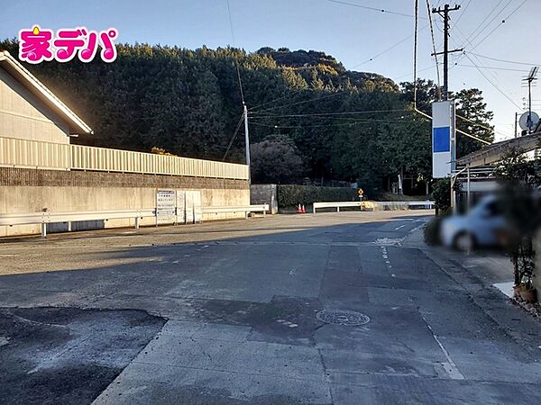 前面道路は公道で、車のすれ違いもラクラクな広々6mの幅があります