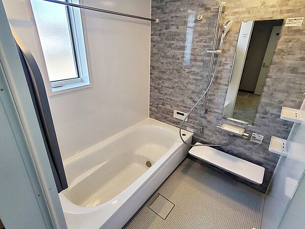 【浴室】 ゆったりと入れる1坪タイプのお風呂が魅力!便利な追い炊き機能付きです!