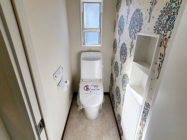 【トイレ】 北欧風の壁紙がアクセントのお洒落なトイレです!窓から光を取り入れ明るく風通しも良くなり嫌な臭いがこもるのを防ぎます。